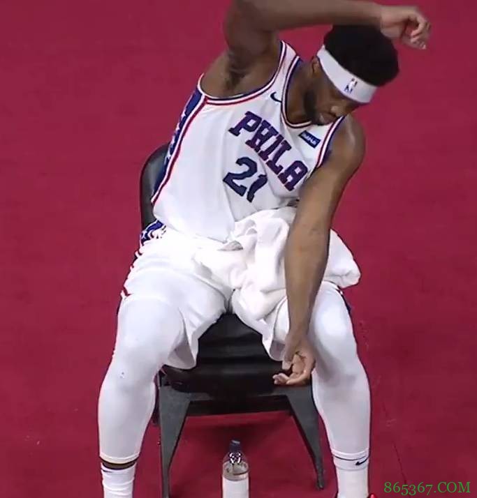 略有不适？恩比德被替换下场在替补席做背部伸展运动