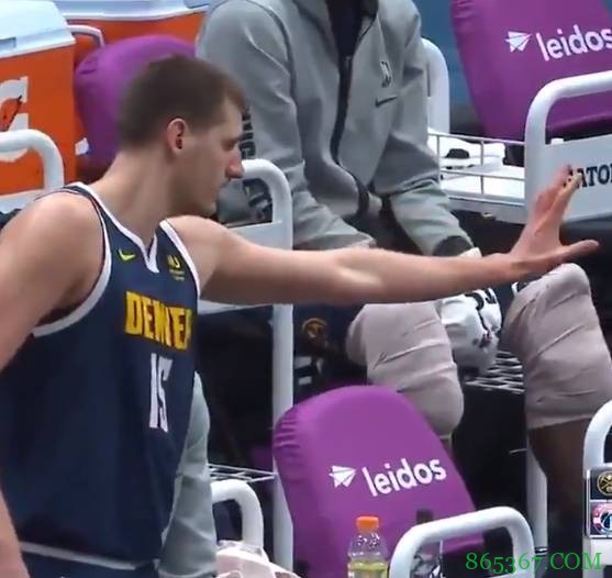 石头剪刀布？约基奇下场替补席要击掌3击掌0中