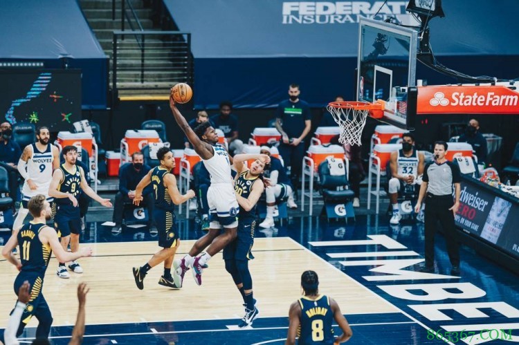 天赋炸裂！爱德华兹摆脱防守 超远滑翔战斧劈扣