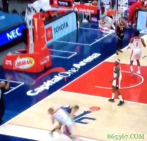 这太危险了！奇才马修斯危险动作扑防撞飞坎帕佐