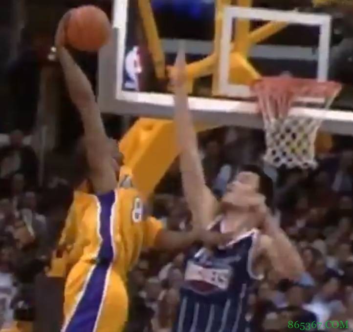 18年前的今天：科比隔扣姚明 带伤狂砍52分