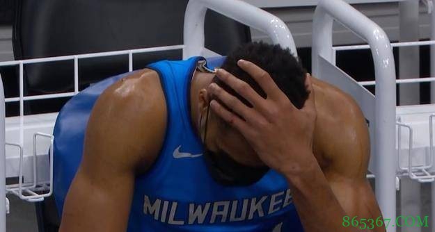 非常沮丧!字母哥犯满罚下后坐在场边捂头沉思