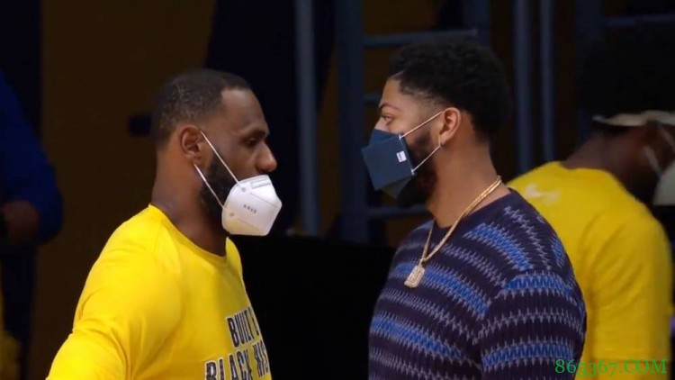开个小会!詹姆斯与戴维斯赛后单独在场边交流