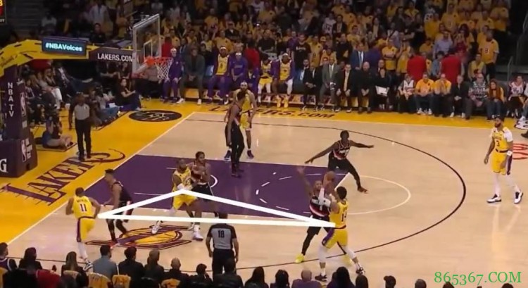 【战术板】三角进攻:王朝战术已经消失?要求较高难以复制