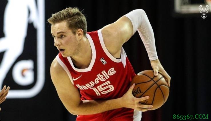 雄鹿官方：将从发展联盟孟菲斯拼搏队召回萨姆-梅里尔