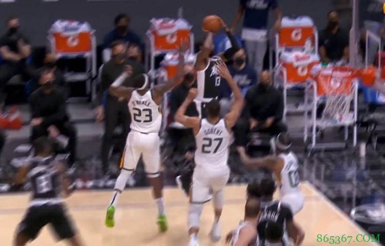 手起刀落！快船底线发球 乔治超级后仰漂移压哨命中