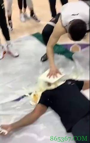 马布里44岁生日躺在地上被拍蛋糕 李根&约瑟夫-杨“痛下杀手”