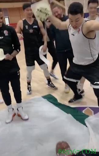 马布里44岁生日躺在地上被拍蛋糕 李根&约瑟夫-杨“痛下杀手”