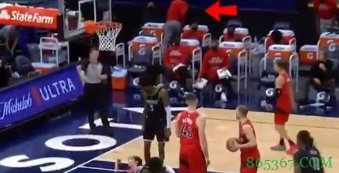 溜了溜了！渡边雄太被骑扣之后 一位猛龙球员直接离开替补席