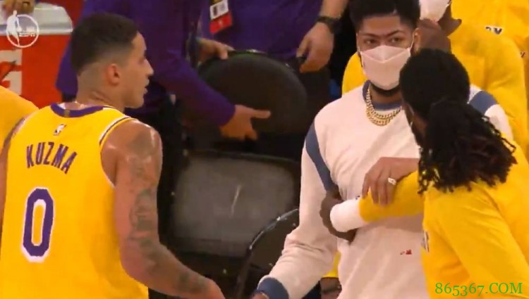 心急如焚！浓眉不顾身上沾血仍然在暂停期间指导库兹马