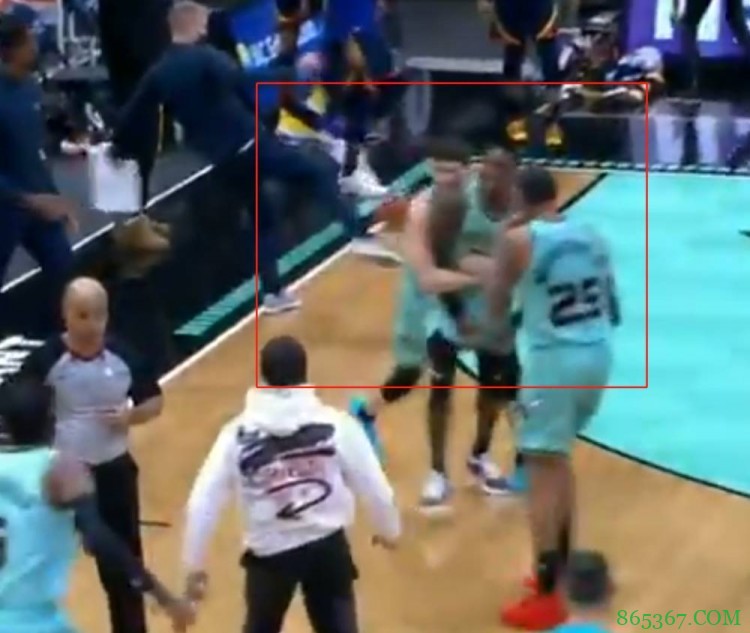 很气!勇士被绝杀之后勇士主帅科尔场边踢球泄愤