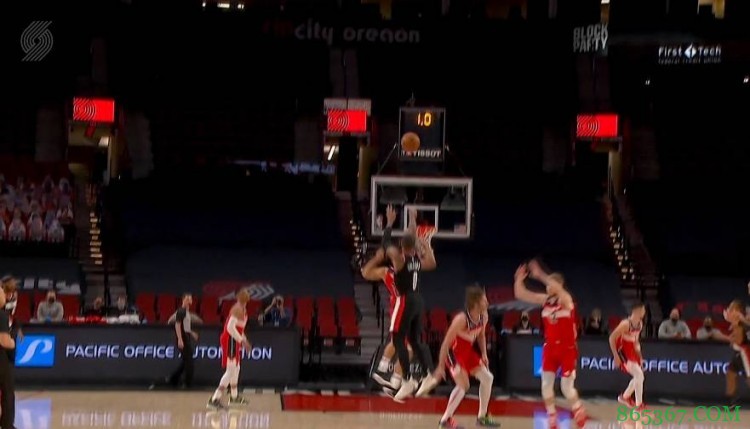 戴表！利拉德单节三分5中5砍23分 压哨轰进logo三分