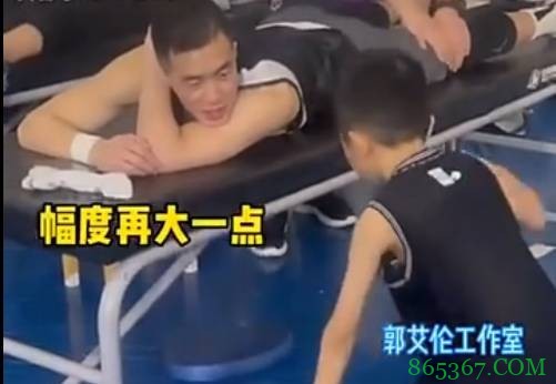 郭艾伦接受按摩治疗时指导小韩运球:胯下会不?来个