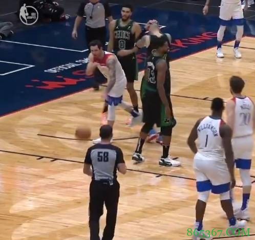 姿势不对?雷迪克传滚地球给裁判吃第二次技犯被驱逐