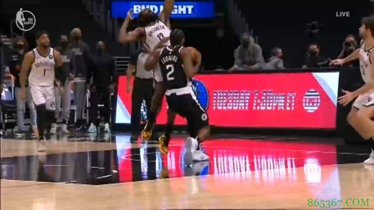 你怎么看?莱昂纳德顶开哈登绝平上篮被吹罚进攻犯规