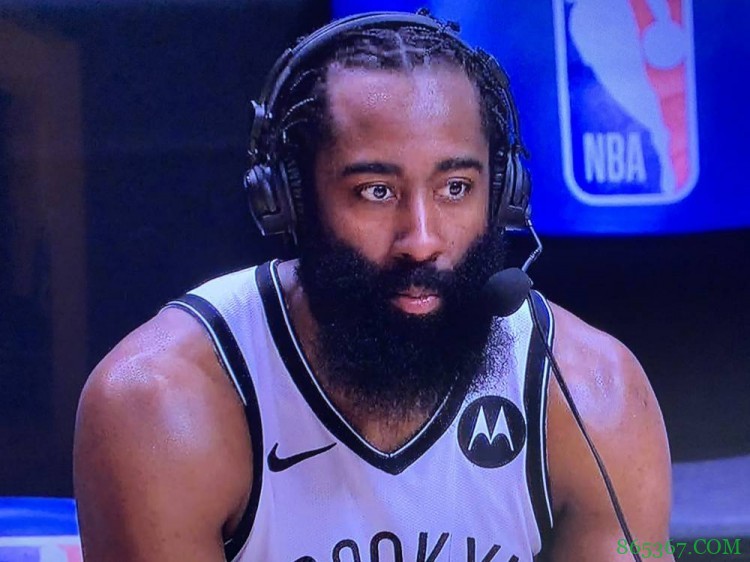 哈登：欧文是技巧最棒天赋最好的球员之一 很高兴他是我的队友