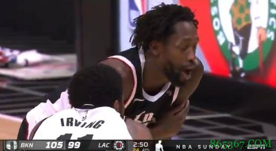 杰夫-格林伤退之后 贝弗利在场上模仿他受伤时捂肩膀的动作