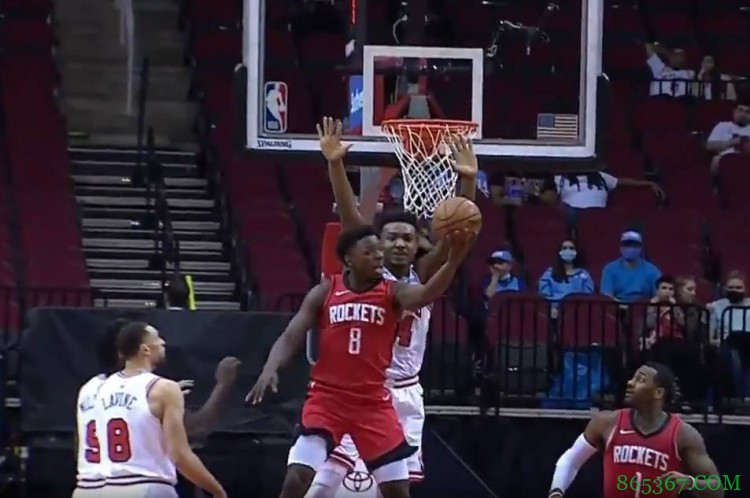 神来之笔!泰特不惧小卡特防守 背对篮筐写意上篮