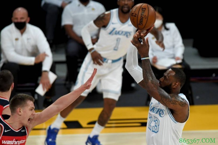 拼尽全力！詹姆斯29投砍31+9+13 三分10中2&8失误