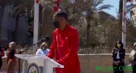 火箭联合休城市长为市民配送饮用水 塞拉斯亲自参与