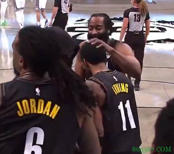 队内氛围极好！首节欧文压哨刷筐而出 全队开怀大笑