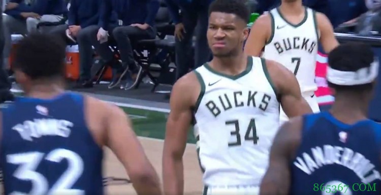 字母哥碾压突破&左手隔扣唐斯 随后怒视后者被吹T