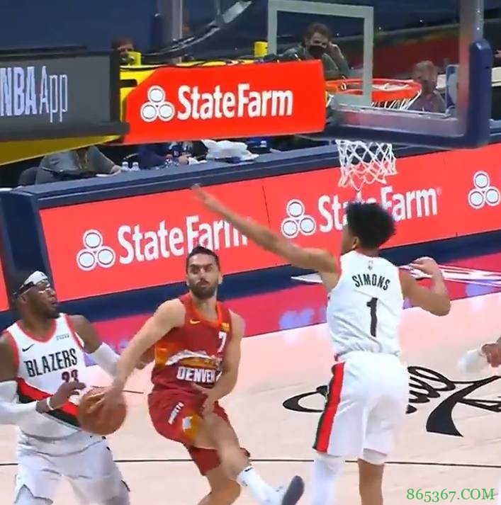 骚还是你骚！坎帕佐面对双人防守送隐蔽背传 助纳吉命中三分