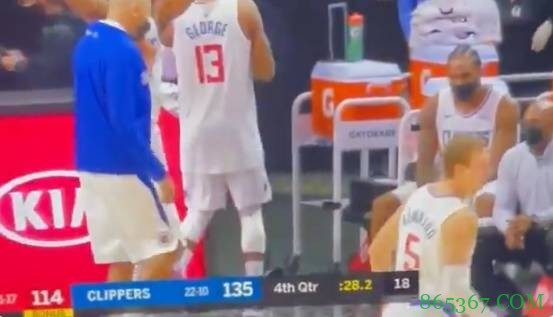 不愧是你！卡本盖莱命中三分后全队都在庆祝 小卡稳如泰山