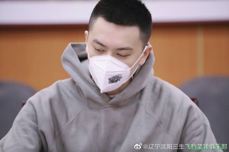 杨鸣代表辽篮携手沈阳自贸区 向东北国际医院捐赠一万只口罩