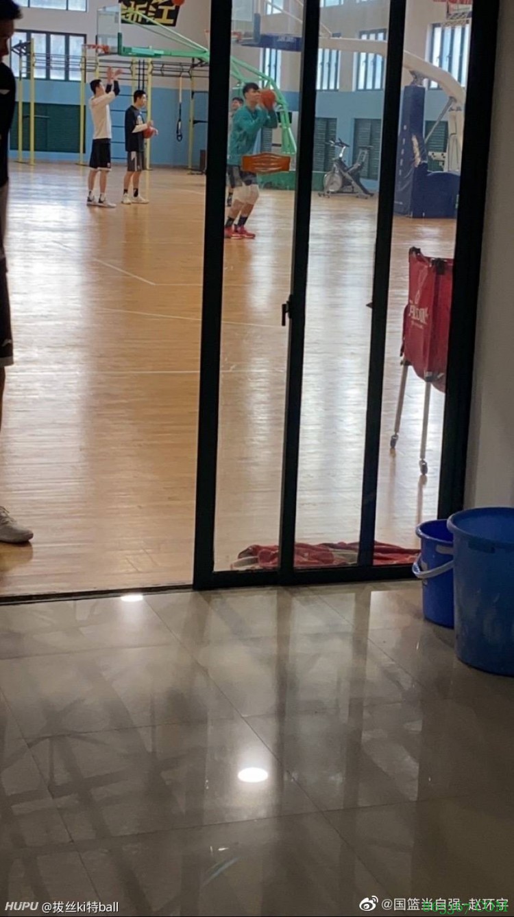 赵环宇：前八一中锋许钟豪现身广厦男篮训练馆