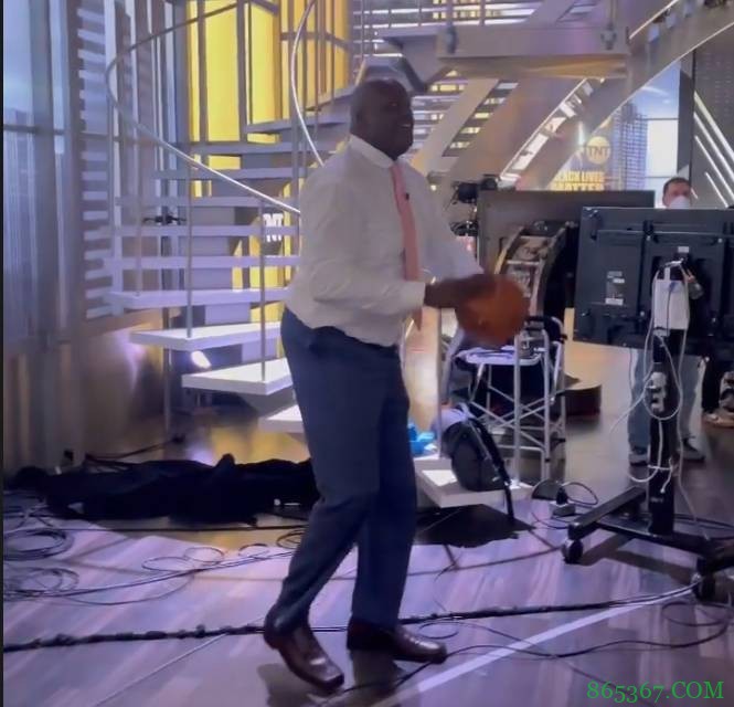 黑库里上线！奥尼尔演播室大秀三分球 3投0中&还有一三不沾