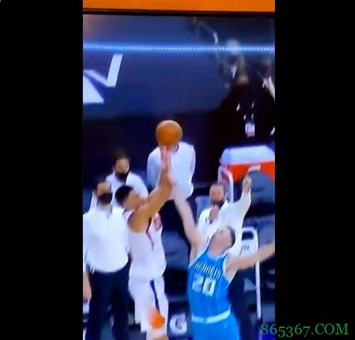 保罗:明天的裁判报告会说布克的绝平三分被犯规了 但有什么用?