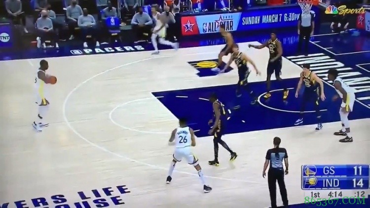 太难了!库里一个回合被步行者五人轮流防守 艰难命中三分