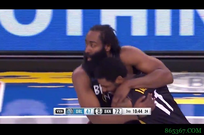 欧文今日快攻中再次轻扣打停对手 笑容满面和哈登搂抱在一起