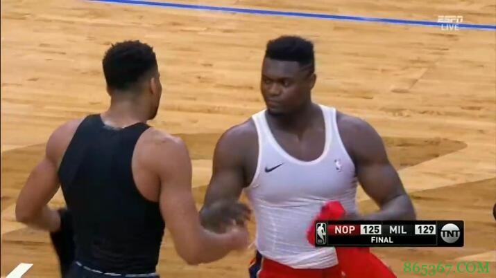 Respect!字母哥与锡安赛后拥抱致意互换球衣