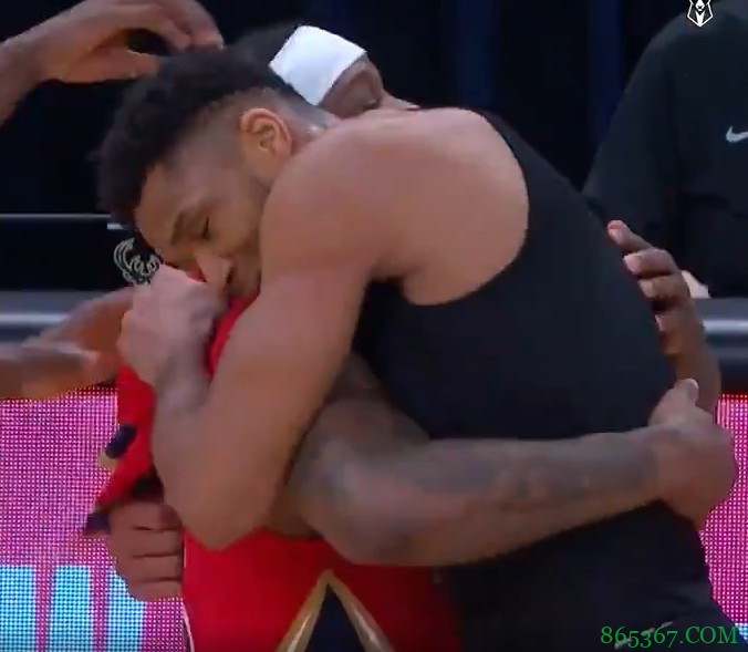 好家伙！字母哥赛后与布莱德索深情拥抱 还想一把扯下血布发带