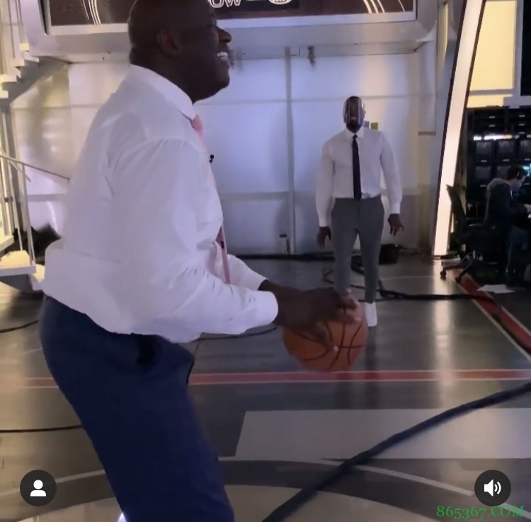 奥尼尔演播室秀罚球 第一罚命中&第二罚被韦德干扰