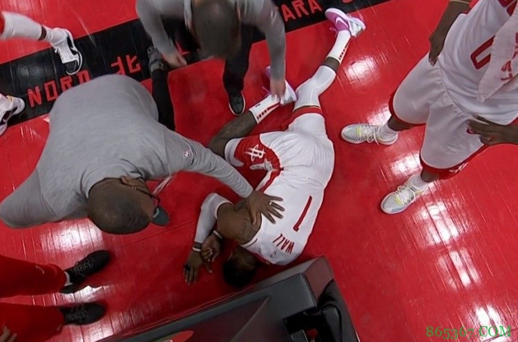 惊险一幕！沃尔突破后倒地表情痛苦 好在无大碍现已返回球场