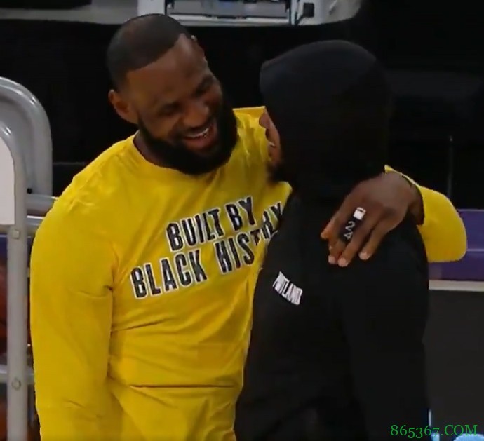情真意切！詹姆斯&安东尼赛前亲密相拥 谈笑风生