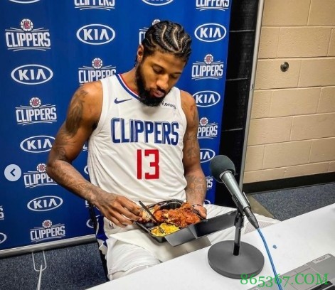 憋很久了！乔治结束采访后 迫不及待地咬了一口大鸡腿