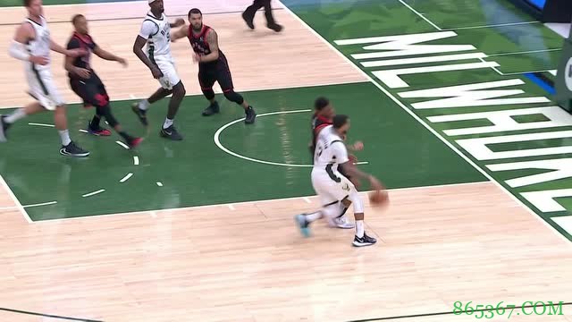 范弗里特33+7 字母哥34+10+8+5断 猛龙送雄鹿四连败