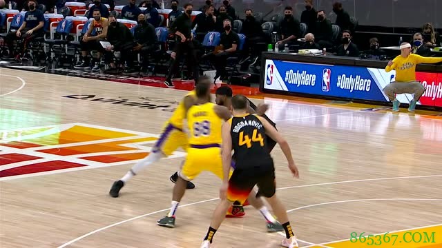 戈贝尔18+9 米切尔13+10+8 爵士6人上双送湖人4连败