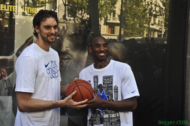 科比和加索尔的兄弟情:球场上的绝配 生活中的家人