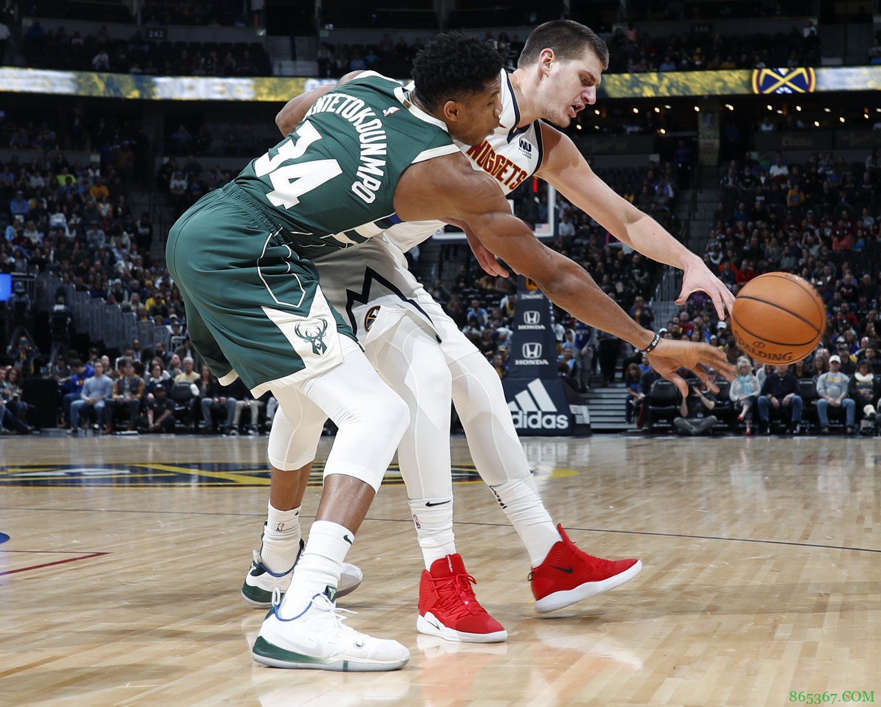 全能大个子！约字兰萨4人目前场均至少20分10篮板5助攻  历史首次