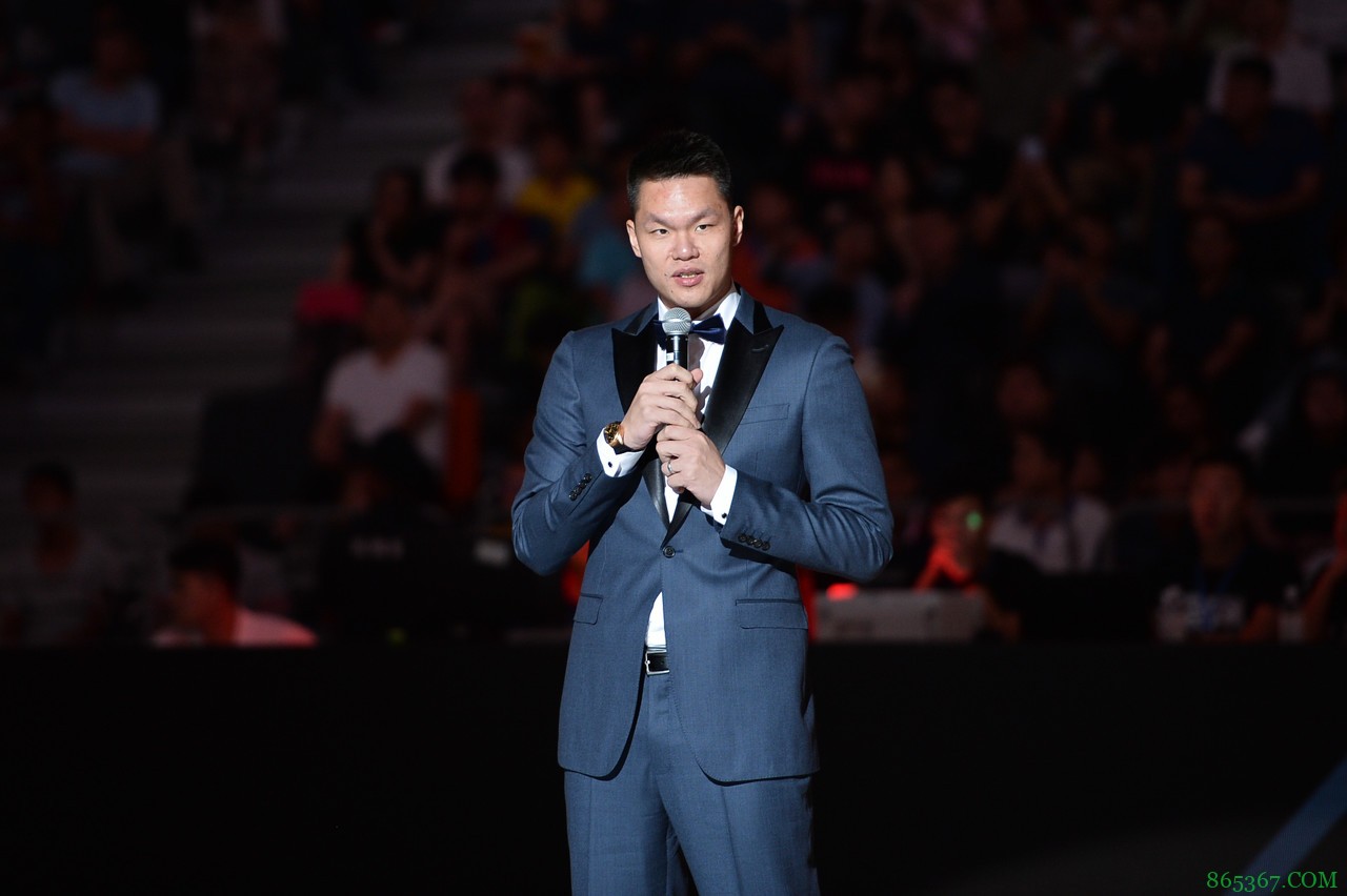 朱芳雨：我在国家队小前位置上已经算壮了 詹姆斯能将我完全遮挡