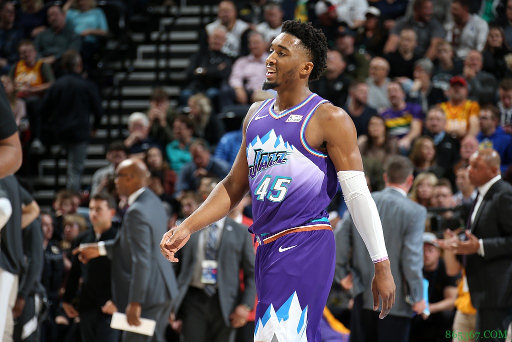 奥尼尔:威少强于米切尔 赛季初的表现说明不了什么