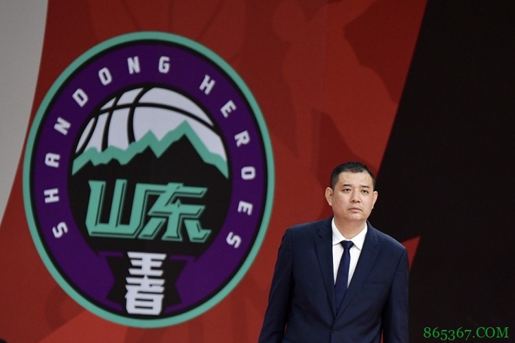 鲁媒：山东男篮主帅巩晓彬因脚部有伤 没有随队前往赛区