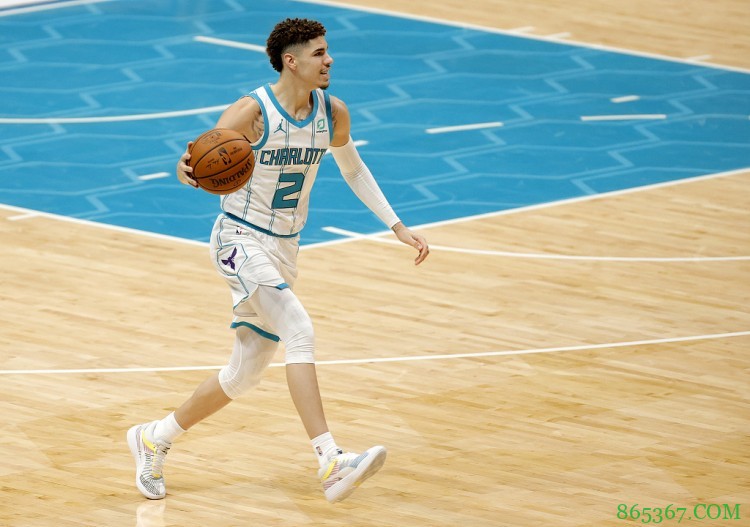 三球升至首发后场均能拿到22+6+6 命中率44%、三分率51%