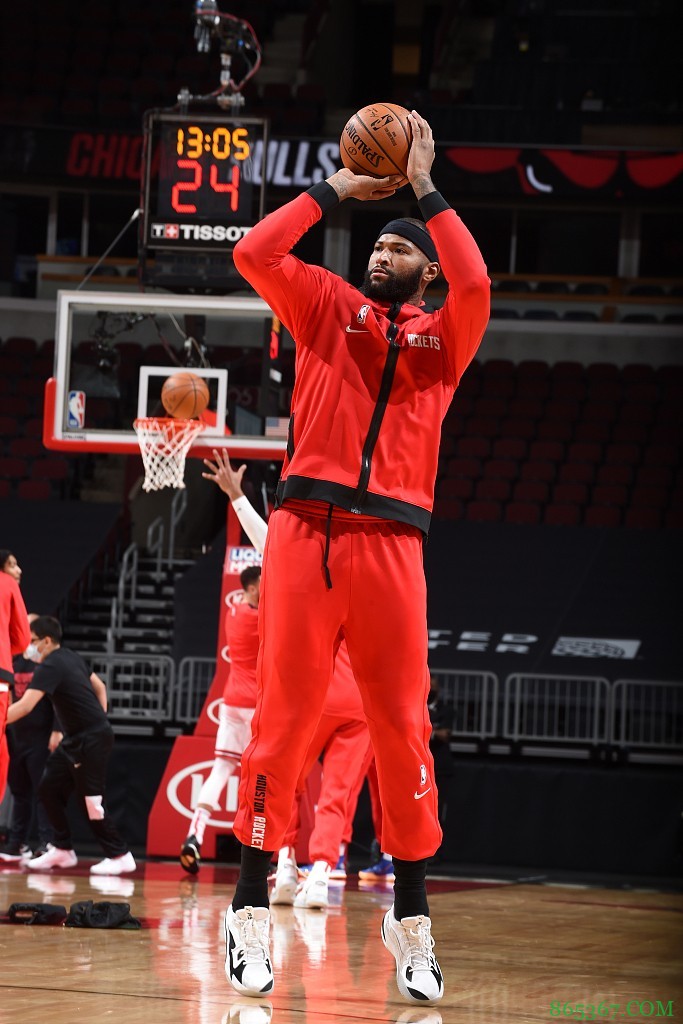 考辛斯多次半场砍下15+15 成过去25年邓肯&奥尼尔后第三人