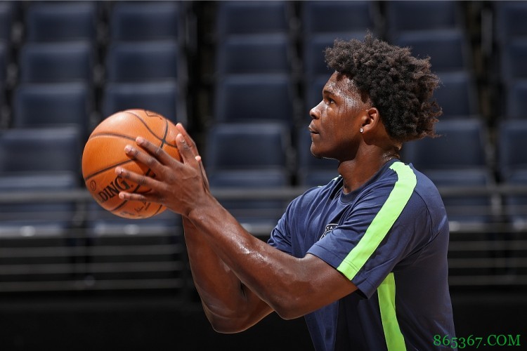 谁还不是个状元呢！爱德华兹砍28分刷新生涯单场得分纪录